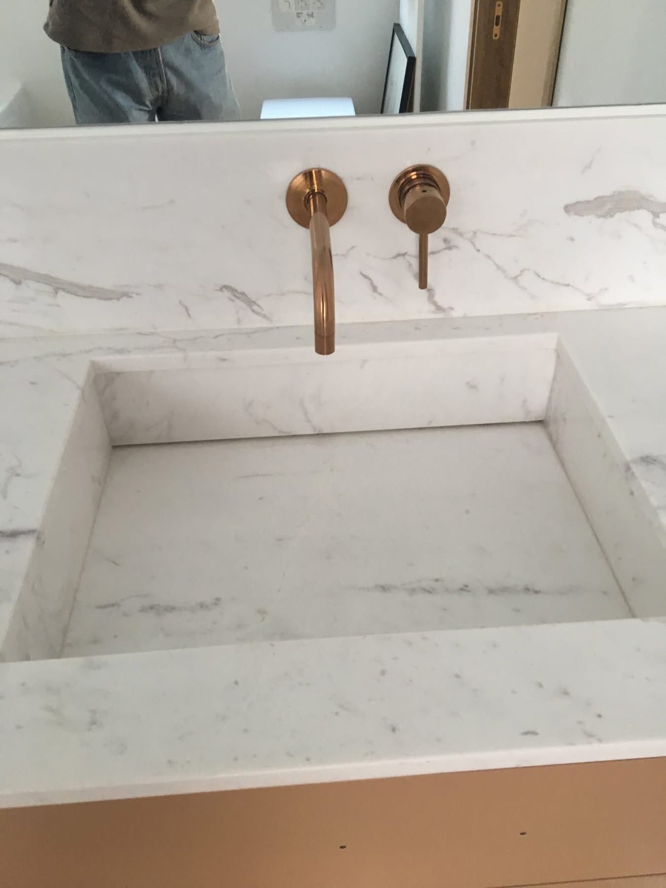 Montaje de lavabo en negocio pequeño en Ciudad Lineal