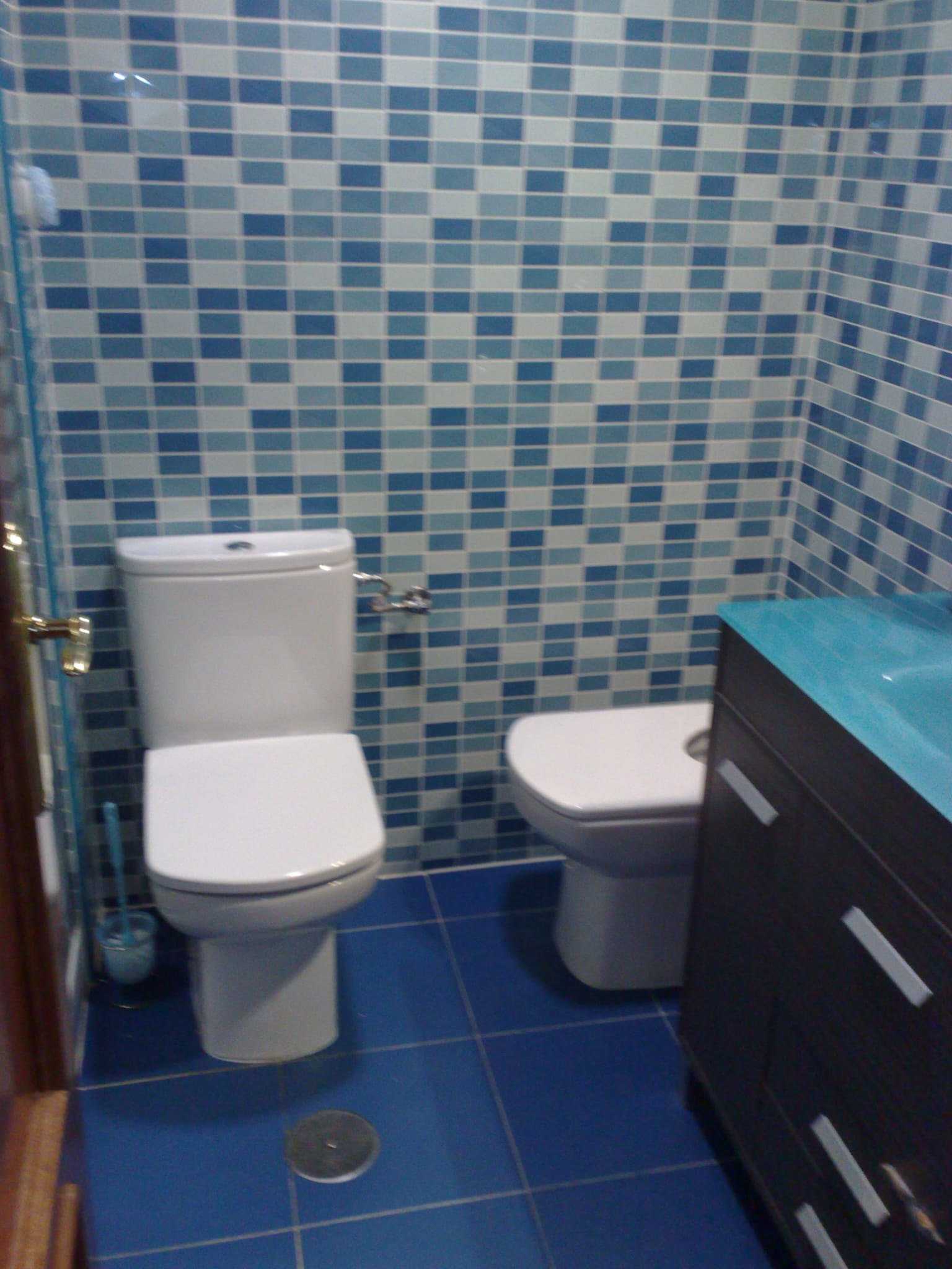 Ajustes de fontanería en negocio de barrio